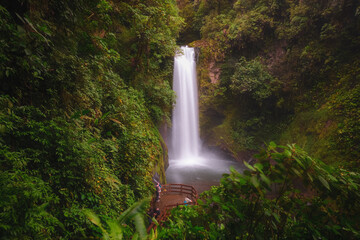 Obraz premium waterfall in the forest Costa rica