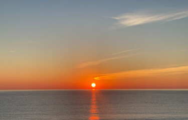 Fototapeta premium Minimalist Ocean Sunset with Perfect Reflection and Clear Horizon
