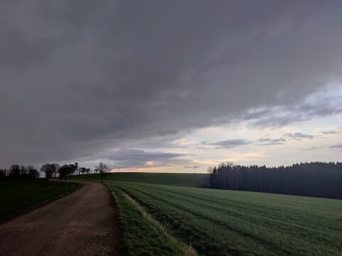 Gewitterfronst &uuml;ber Ackerland im Fr&uuml;hling