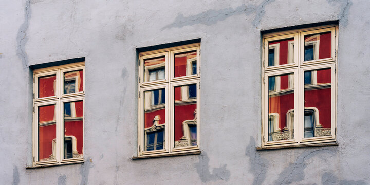 Reflections in windows at Gr&uuml;nerl&oslash;kka in Oslo.