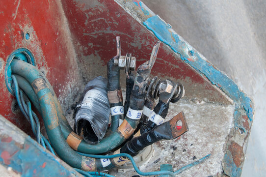 Caja de conexiones electricas de un motor 480 volts trifasico, mostrando las tres fases,conexion hecha con tornillos y tuercas y usando cinta aislante para proteccion dielectrica, mantenimiento preven