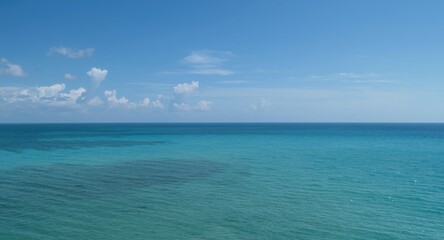 Obraz premium Expansive sea and sky panorama on a warm summer day