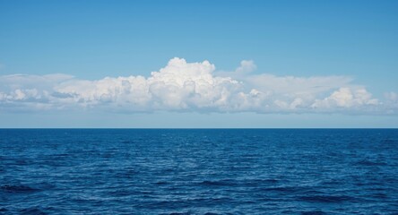 Obraz premium peaceful marine backdrop of blue ocean and cottony clouds