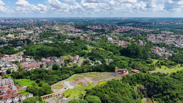 Aerial view of Parque Tangu&aacute;, an urban park in Curitiba, Paran&aacute;, Brazil, featuring a lake, quarry cliffs and the park&rsquo;s upper viewpoint structure surrounded by vegetation.