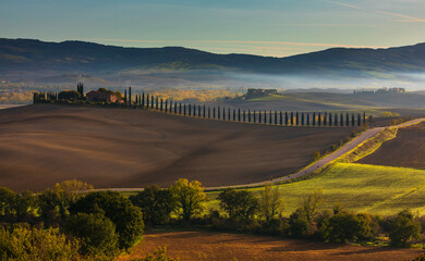 Naklejka premium Val d'Orcia preparing for sunrise in Tuscany, Italy.