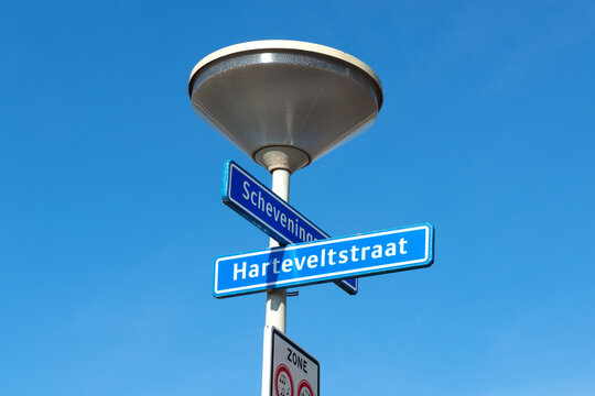 Stra&szlig;enschilder, Harteveltstraat und Scheweningseslag am Strand von Scheveningen, Den Haag, Niederlande