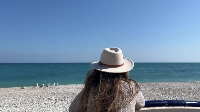 Travelling circular mujer apoyada en barandilla observando gaviotas y mar