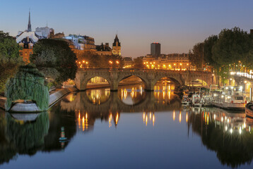Obraz premium Pont Neuf and Ile de la Cite on Seine River at dawn in Paris, France