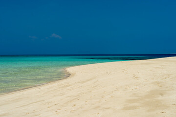 Obraz premium Tanzania, Zanzibar, Nyange Island - 4 December 2025 - The infinite stretch of white sand meeting the turquoise shades of the ocean