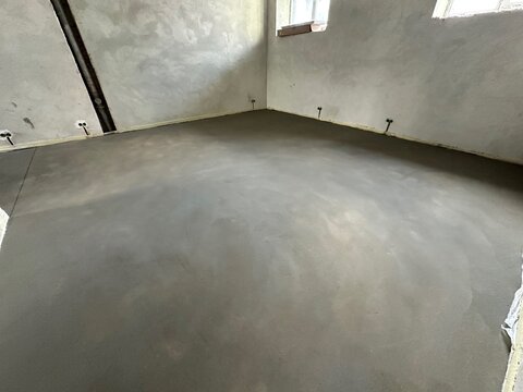 Apartment renovation. Fresh floor screed in room