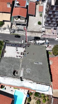 OBRA NA CONSTRU&Ccedil;&Atilde;O CIVIL EM PREDIO, FAZENDO LAJE (Construction work on a building, laying a slab.)