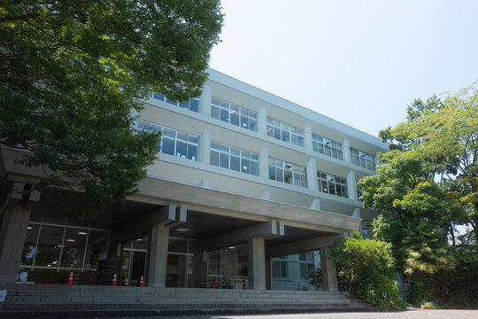 緑に囲まれた学校の校舎、学校の正面玄関