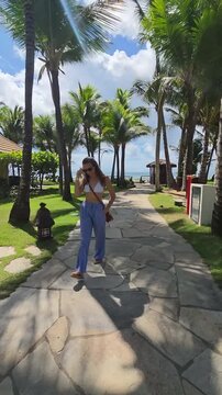 beldade mulher comtemplando em paraiso tropical 