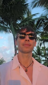 homem comtemplando praia em  paraiso 