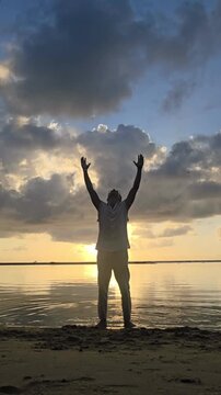 homem comtemplando praia em  paraiso 