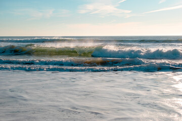 Obraz premium Cliff Beach and Ocean Waves During Bright Day