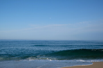 Fototapeta premium Peaceful Sandy Beach and Blue Ocean Coastline