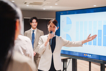 Naklejka premium 笑顔でプレゼンをする女性
