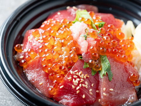 Tuna rice bowl with salmon roe