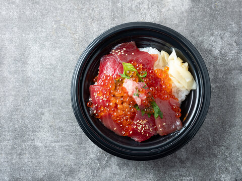 Tuna rice bowl with salmon roe