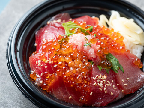 Tuna rice bowl with salmon roe