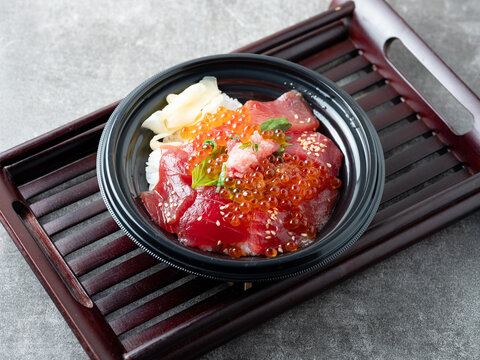 Tuna rice bowl with salmon roe
