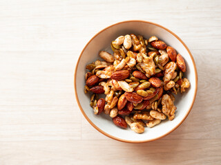 Obraz premium Almonds, walnuts, and nuts on a plate