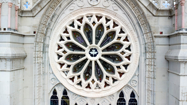 Roset&oacute;n del lado oeste del Templo Expiatorio de Le&oacute;n, Guanajuato. Arquitectura neo g&oacute;tica en M&eacute;xico