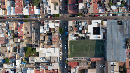 Football field nestled among the houses of the neighborhood © Felipe