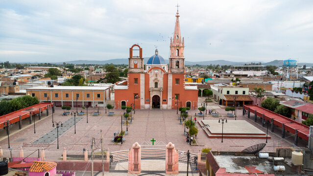 Atrio y fachada de la Parroquia de Santa Mar&iacute;a de Guadalupe, Romita Guanajuato, pueblo cat&oacute;lico mexicano.