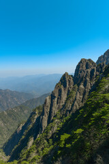 Obraz premium The majestic and precipitous mountain scenery of Huangshan, China