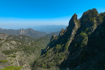 Obraz premium The majestic and precipitous mountain scenery of Huangshan, China
