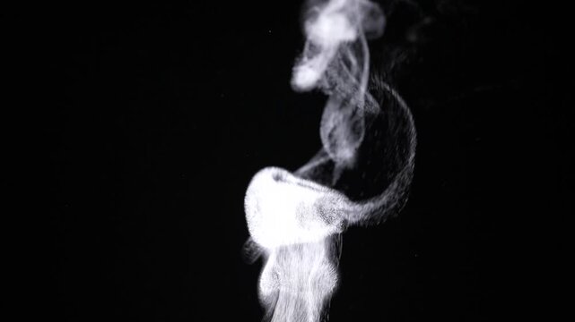 黒背景から蒸気が上がるスローモーション動画 4K 120fpsを30fpsに編集