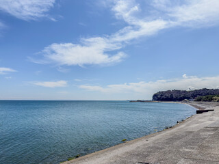 Fototapeta premium 晴天の海岸線と穏やかな青い海