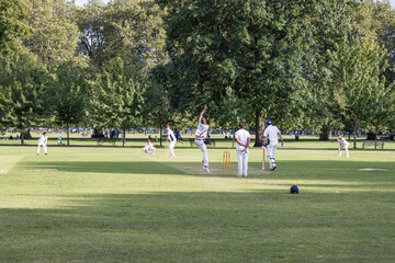 Obraz premium Amateur cricket match in a green park