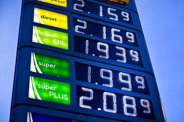 Naklejka na ściany i meble Spritpreis,Tankstelle,Energiekrise,Anzeigetafel