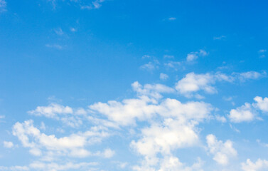 Obraz premium White clouds in blue sky