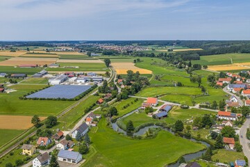Fototapeta premium Sommerlicher Ausblick ins idyllische Kammeltal bei Aletshausen im südlichen Kreis Günzburg