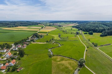 Fototapeta premium Sommerlicher Ausblick ins idyllische Kammeltal bei Aletshausen im südlichen Kreis Günzburg