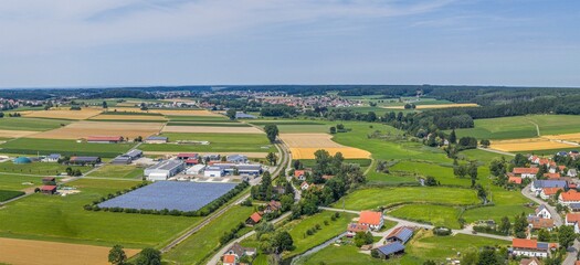 Fototapeta premium Die Gemeinde Aletshausen in der mittelschwäbischen Region Donau-Iller aus der Vogelperspektive