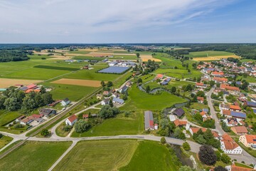 Fototapeta premium Sommerlicher Ausblick ins idyllische Kammeltal bei Aletshausen im südlichen Kreis Günzburg