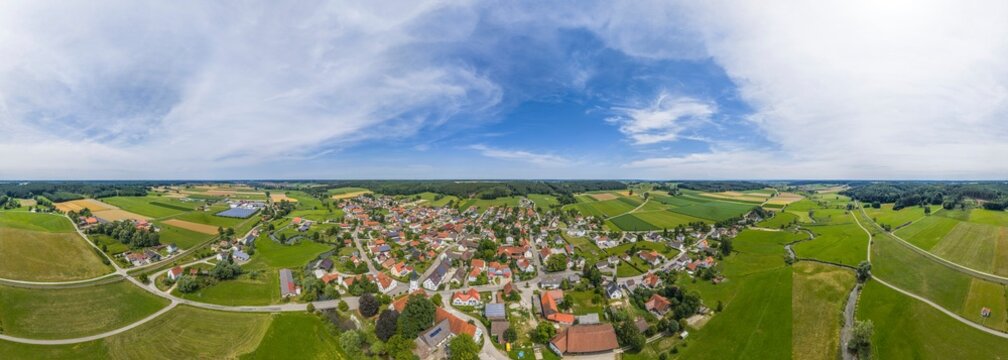 Die Gemeinde Aletshausen in der mittelschw&auml;bischen Region Donau-Iller aus der Vogelperspektive