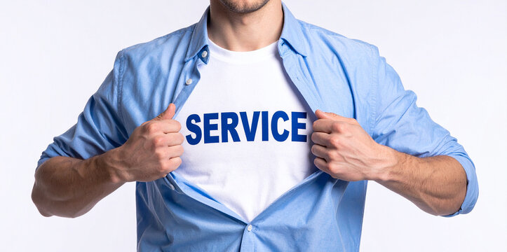 Ein Mann öffnet sein Hemd und zeigt das Tshirt mit der Aufschrift "Service"