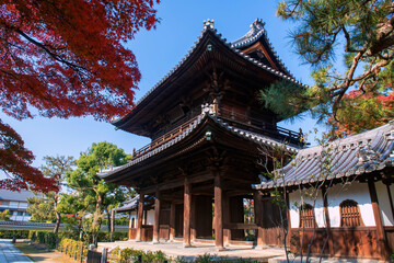 Obraz premium Kenninji Sanmon Gate with colorful autumn leaf garden, Kyoto
