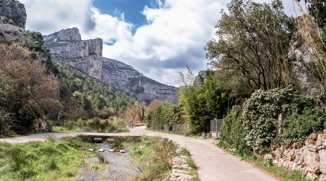 Le chemin de saint jacques de compostelle  &agrave; Saint-Guilhem-le-D&eacute;sert (34150) dans le d&eacute;partement de l'h&eacute;rault en r&eacute;gion Occitanie.