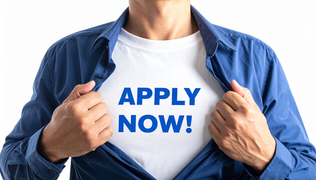 Apply now! - Ein Mann öffnet sein Hemd und zeigt sein TShirt