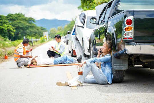 A female driver who drank alcohol and drove into an accident crashed into someone on the road. Sitting intoxicated and calling someone