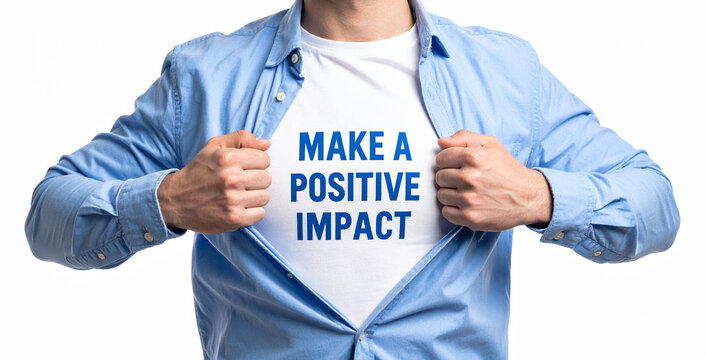 Make a positive impact - Ein Mann öffnet sein Hemd und zeigt sein TShirt