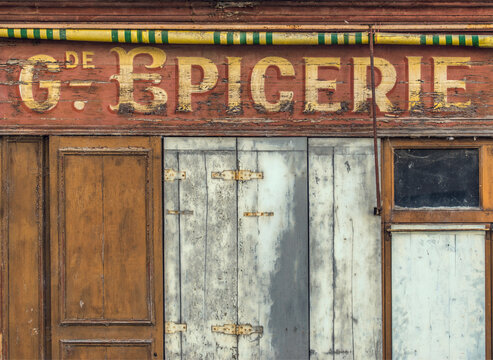 Vieille devanture de magasin &agrave; Argenton-sur-Creuse, Indre, France