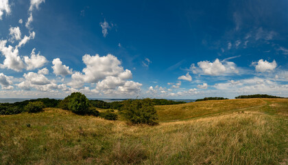 Fototapeta premium Ein Paradies für Wanderer: Blick vom Zickerberg auf Rügen Richtung Westen, im Hintergrund die Halbinsel Reddevitz mit dem 
